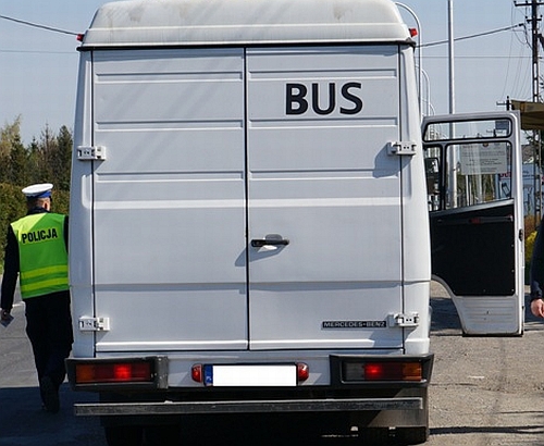 Al. Tysiąclecia Państwa Polskiego. Zwłoki dwóch osób na pace busa