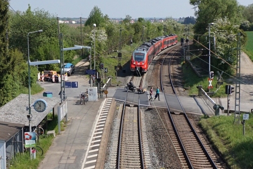 Szlaban na ryzyko! Przejazdy kolejowe mają być bezpieczniejsze