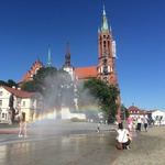 Kurtyny wodne już działają. Tłumy białostoczan w centrum miasta