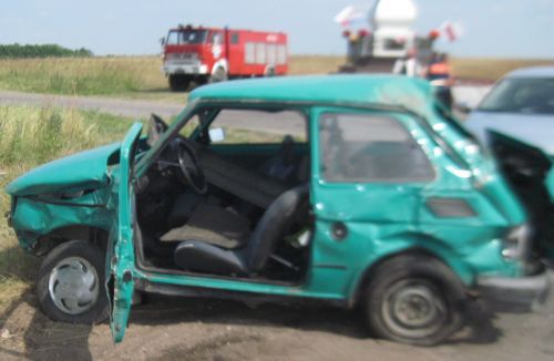 Zderzenie malucha z mercedesem. Dwie osoby nie żyją