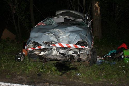 Peugeot uderzył w drzewo. W wypadku zginął kierowca