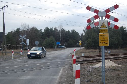 Samochód wjechał pod pociąg. Ciężko ranni mężczyzna i dziecko