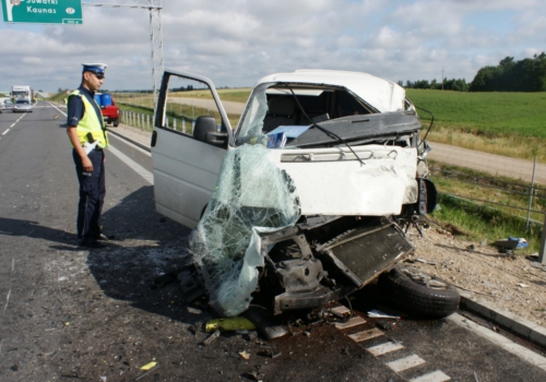 Czołowe zderzenie busa i ciężarówki. Jest ofiara śmiertelna