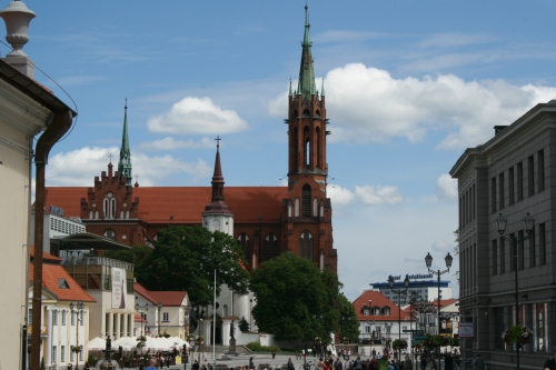 Mieszkańcy Podlasia - żyją coraz dłużej i chętniej biorą śluby. Najnowsze dane z regionu