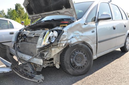 Podczas wyprzedzania uderzył w opla. Motocyklista w szpitalu