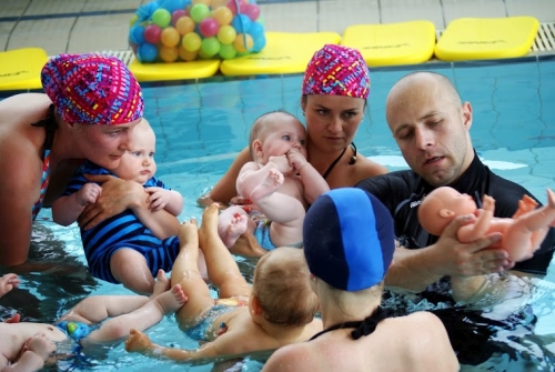 Rozwój, radość i bezpieczeństwo – naucz swoje dziecko pływać