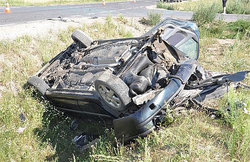 Nieostrożne wyprzedzanie 24-latki. Sześć osób w szpitalu