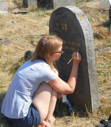 Zagraniczni wolontariusze odnawiają macewy na cmentarzu żydowskim w Białymstoku
