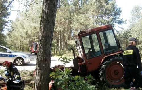 Motocykl zderzył się z ciągnikiem. Nie żyje kierowca jednośladu