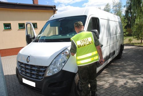 Skradzione w Belgii dostawcze renault odzyskane