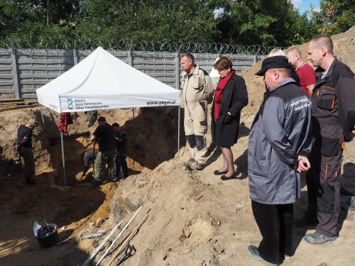 W ciągu tygodnia przy Areszcie Śledczym wydobyto szczątki 12 osób