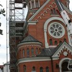 Odbudowa wieży kościoła św. Wojciecha dobiega końca. Trwa montowanie nowego krzyża [ZDJĘCIA]