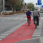 Ścieżka rowerowa wzdłuż ul. Sienkiewicza pomalowana na czerwono