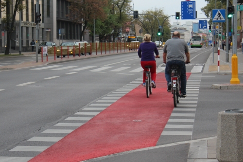 Ścieżka rowerowa wzdłuż ul. Sienkiewicza pomalowana na czerwono