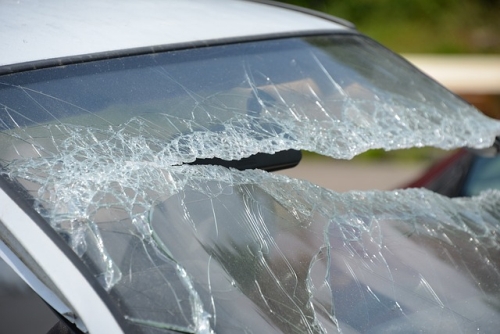 Auto uderzyło w drzewo. Jedna osoba nie żyje, druga ciężko ranna