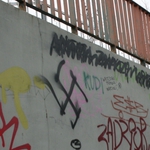 Swastyki i krzyże celtyckie na blokach i plakatach wyborczych