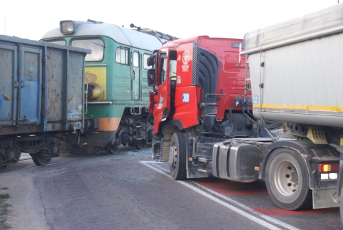 Tir zderzył się z pociągiem