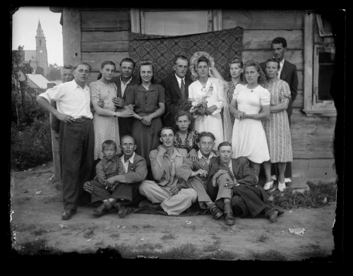 Przeleżały kilkadziesiąt lat na strychu. Nowe życie starych fotografii