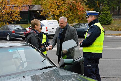 Policjanci wraz z rajdowcem nagradzali przykładnych kierowców