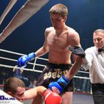 Muay Thai. Patryk Borowski-Beszta z pasem WMC Muaythai Against Drugs