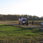 Wypadek podczas wyprzedzania. Młody mężczyzna przetransportowany helikopterem do szpitala