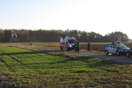 Wypadek podczas wyprzedzania. Młody mężczyzna przetransportowany helikopterem do szpitala