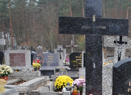 21-latek zniszczył na cmentarzu około 60 nagrobków