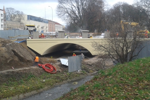 Nowy most przy Pałacu Branickich już stoi. Niemożliwy przejazd Mickiewicza - Legionowa