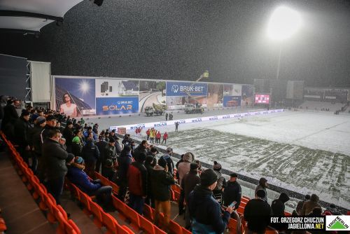 Ekstraklasa. Termalica - Jagiellonia: Padający śnieg pokrzyżował plany piłkarzom