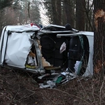 19-letni kierowca zmarł po uderzeniu w drzewo