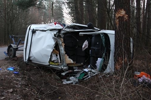 19-letni kierowca zmarł po uderzeniu w drzewo