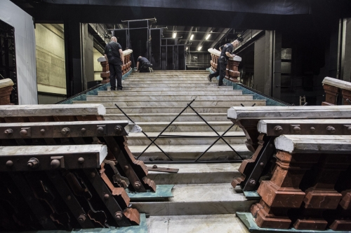 Spadający żyrandol i marmurowe schody. Dekoracje do "Upiora w operze" już w Białymstoku