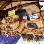 Pod Ratuszem rozpoczął się jarmark bożonarodzeniowy. Staje też żywa szopka [ZDJĘCIA]