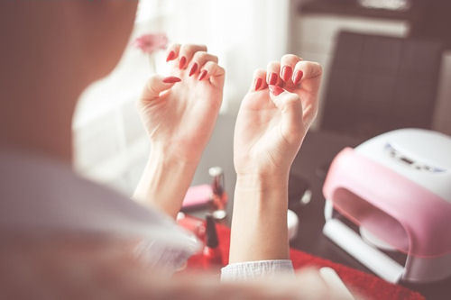 Manicure i zabiegi na dłonie. Porównanie cen w wybranych białostockich salonach