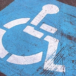 Kierowcy bez uprawnień parkują na miejscach dla niepełnosprawnych