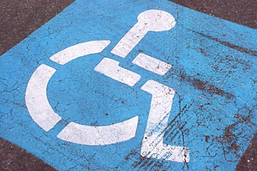 Kierowcy bez uprawnień parkują na miejscach dla niepełnosprawnych