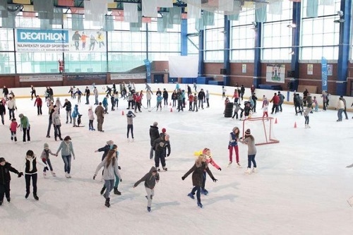 Ferie na sportowo. Pływalnie, lodowisko, trampoliny i turniej piłkarski [INFORMATOR]