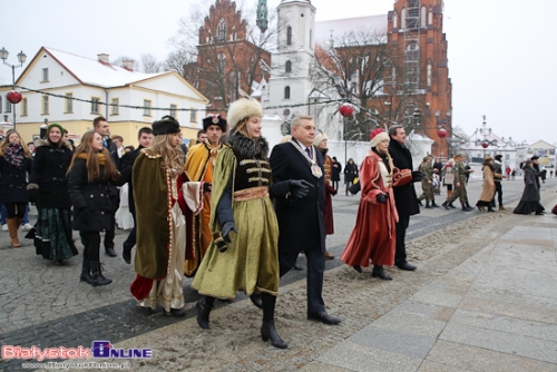 Poloneza czas zacząć. Studniówka na Rynku Kościuszki [ZDJĘCIA]