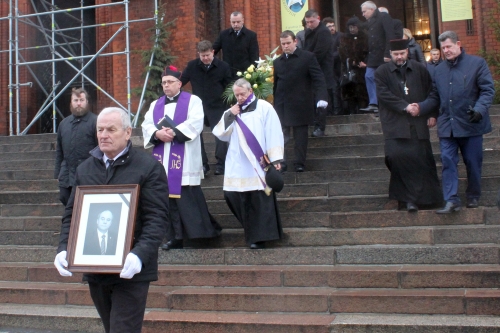 Andrzej Meyer spoczął na cmentarzu farnym. Pożegnano byłego wojewodę