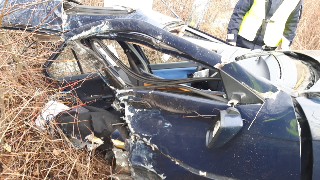 BMW rozpadło się na części, kierowca wypadł kilkadziesiąt metrów dalej