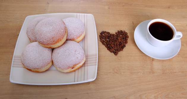 Dziś tłusty czwartek. 3 najlepsze przepisy na pączki i faworki