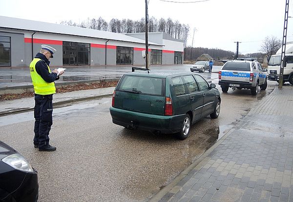 Kolejna pijana kobieta na drodze. Uciekała przed policją i uderzyła w radiowóz