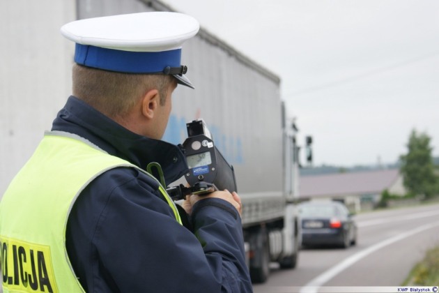 Policjanci kontrolują "ósemkę". W jedym z rejonów wystawili 280 mandatów