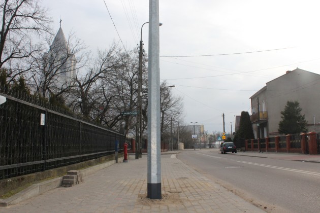 Stoi jak słup przy ul. Kapralskiej. Na środku chodnika! Bulwersują się mieszkańcy