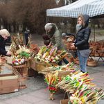 Tłumy na Jarmarku Kaziukowym. Na stoiskach palmy wielkanocne, wiklina i pisanki