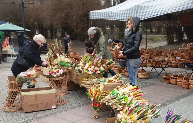 Tłumy na Jarmarku Kaziukowym. Na stoiskach palmy wielkanocne, wiklina i pisanki