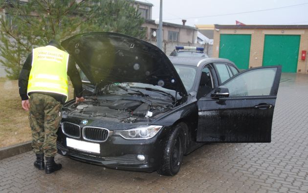 Kontrabanda i kradzione bmw za prawie pół miliona zł zatrzymane przez straż graniczną