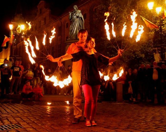 Fireshow na rynku, teatr "od kulis" i darmowy koncert. Specjalna akcja w województwie