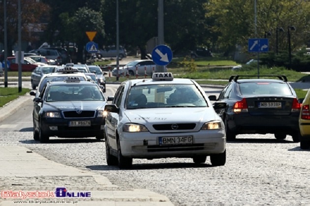 Paliwo idzie w dół. Przejazdy taksówkami tańsze o połowę, a BKM o 15%