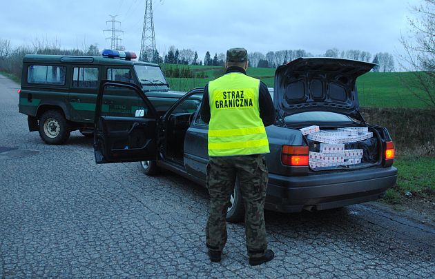 Nielegalne papierosy za ponad 100 tys. zł. Strażnicy przechwycili kontrabandę